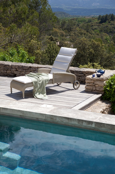 Outdoor Lloyd Loom Dovile sunlounger with arms | Sonnenliegen / Liegestühle | Vincent Sheppard