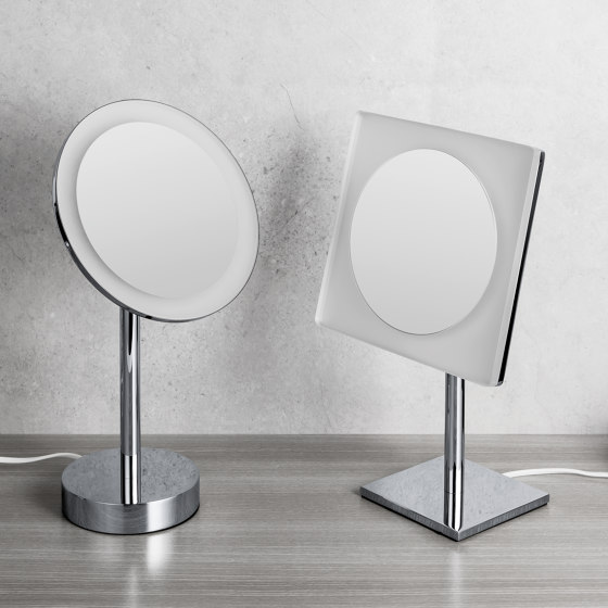 Standing magnifying mirror (3 times) with LED built-in light | Miroirs de bain | COLOMBO DESIGN