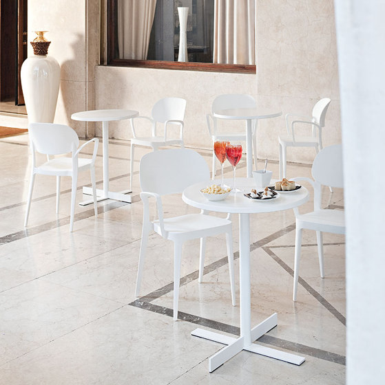 People Table | Standing tables | ALMA Design