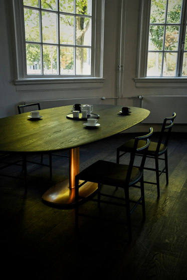 The bronze oval pillar table | Tavoli pranzo | Time & Style