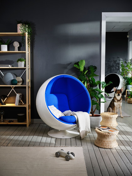 Ball chair, upholstery: Light Blue EA08 | Sessel | Eero Aarnio Originals