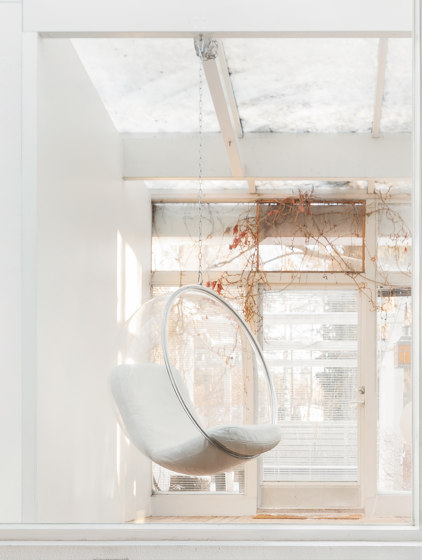 Bubble, white leather cushions | Schaukeln | Eero Aarnio Originals