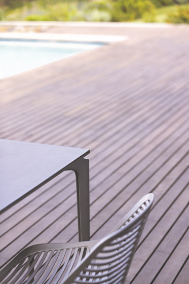 AllSize tavolo quadrato con piano in alluminio puntinato | Tavoli pranzo | Fast