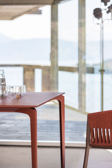AllSize tavolo rettangolare con piano in alluminio puntinato | Tavoli pranzo | Fast