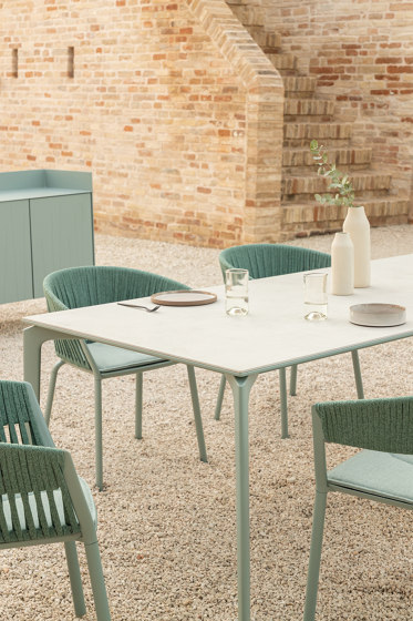 AllSize tavolo rettangolare con piano in alluminio puntinato | Tavoli pranzo | Fast