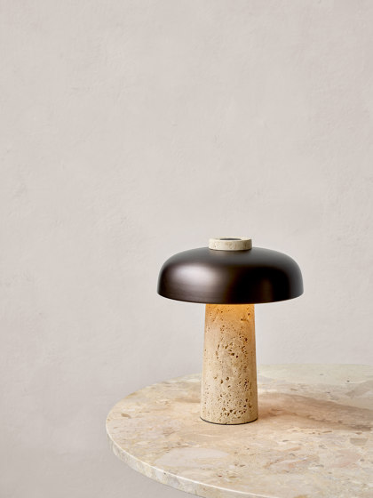 Reverse Table Lamp, Bronzed Brass | Luminaires de table | Audo Copenhagen