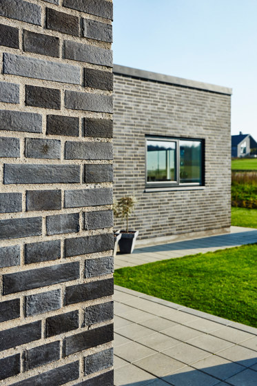 Innova | RT 602 Black/greyish rustic | Ceramic bricks | Randers Tegl