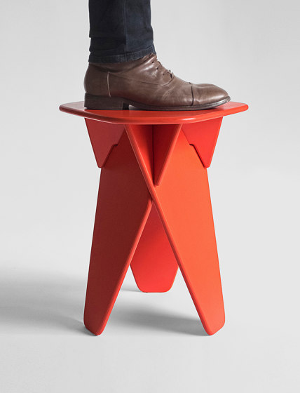 Table Wedge (rouge) | Tables d'appoint | Caussa