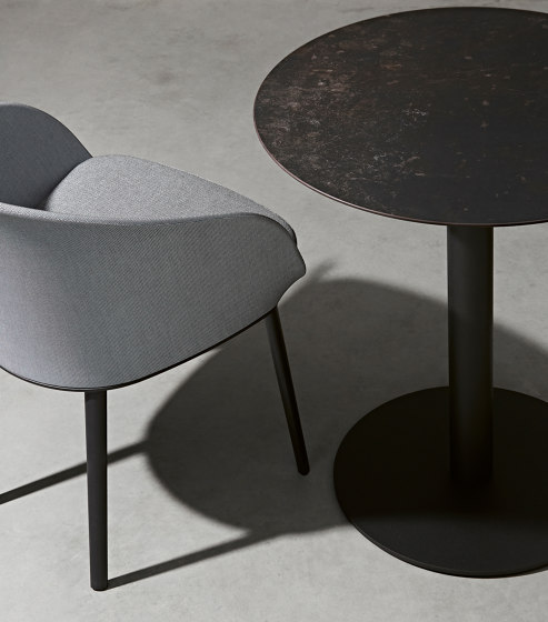 Blum Stuhl mit Armlehene, Beine in Holz | Stühle | Expormim