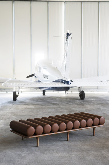 Five to Nine Daybed with Backrest and Cement Right Table | Camas de día / Lounger | Tacchini Italia