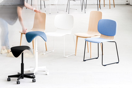 Tutto | chair with wooden legs | Sillas | Isku