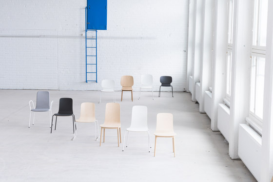 Tutto | chair with wooden legs | Sedie | Isku