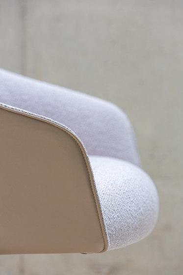 Paloma Lounge Plush Chair - Sled Base | Poltrone | Boss Design