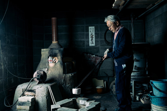 Rakunyu Yoshimura Chu | Raku ceramic and brass pedestal | Vasen | Hiyoshiya