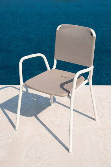Armlehnstuhl GUEST 001 | Stühle | Roda