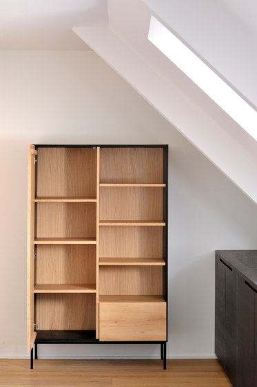 Blackbird | Oak sideboard - 3 doors - 2 drawers - varnished | Aparadores | Ethnicraft