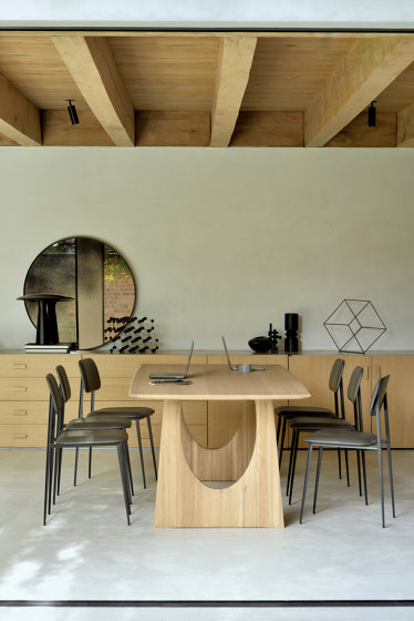 Geometric | Oak side table - varnished | Tavolini alti | Ethnicraft