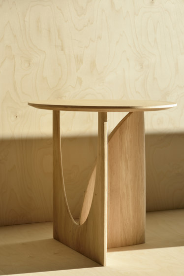 Geometric | Oak side table - varnished | Tavolini alti | Ethnicraft