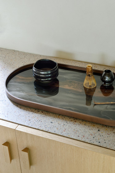 Linear Flow tray collection | Graphic Organic glass valet tray - wooden rim - round - L | Tabletts | Ethnicraft