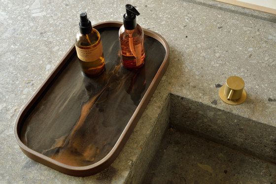 Linear Flow tray collection | Slate Organic glass tray - round - S | Vassoi | Ethnicraft