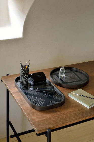 Linear Flow tray collection | Slate Organic glass tray - round - S | Vassoi | Ethnicraft