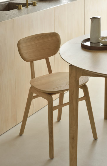 Pebble | Oak dining chair - varnished | Stühle | Ethnicraft