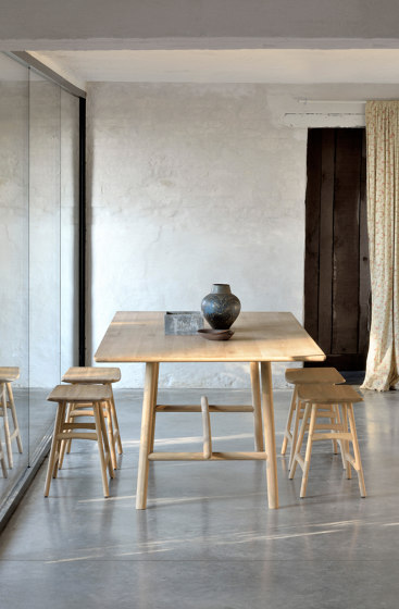 Profile | Oak dining table - varnished | Esstische | Ethnicraft