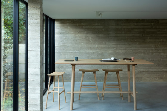 Profile | Oak dining table - varnished | Esstische | Ethnicraft