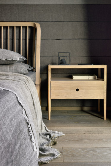 Spindle | Oak bedside table - 1 drawer - varnished | Night stands | Ethnicraft