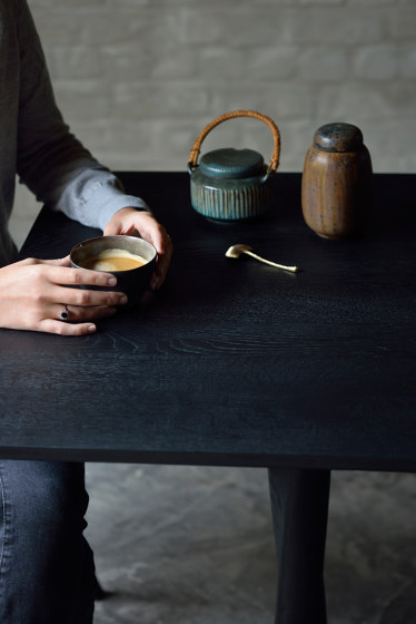 Torsion | Oak black dining table - varnished | Tables de repas | Ethnicraft