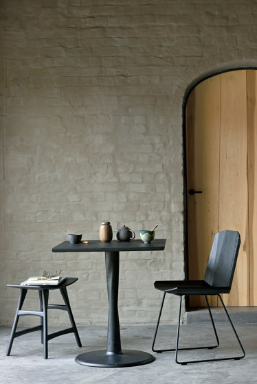 Torsion | Oak square black dining table - varnished | Bistro tables | Ethnicraft