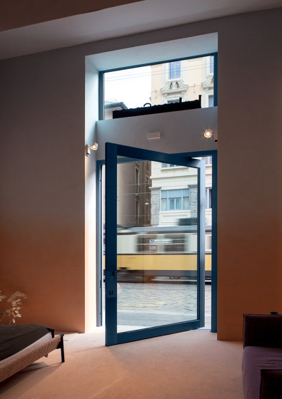 Nova | Porta d'ingresso a bilico vetrata in alluminio e vetro | Porte ingresso | Oikos – Architetture d’ingresso