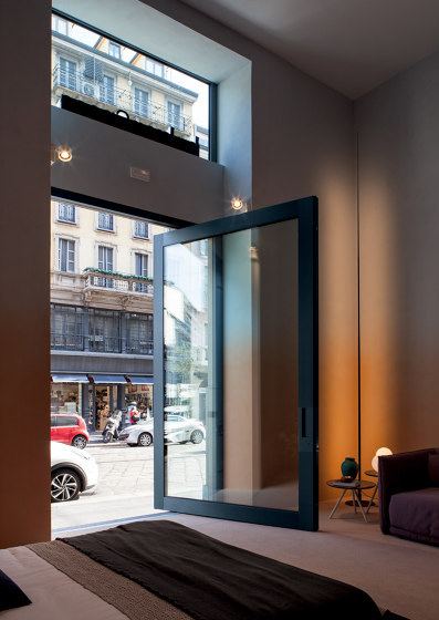 Nova | Porta d'ingresso a bilico vetrata in alluminio e vetro | Porte ingresso | Oikos – Architetture d’ingresso