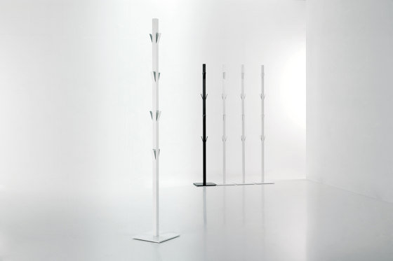 Window - free standing coat hanger | Porte-manteau | viccarbe