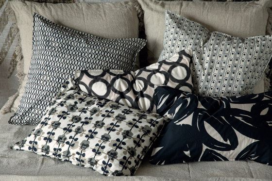 DAISY Outremer | OR 101 82 02 | Cushions | Elitis