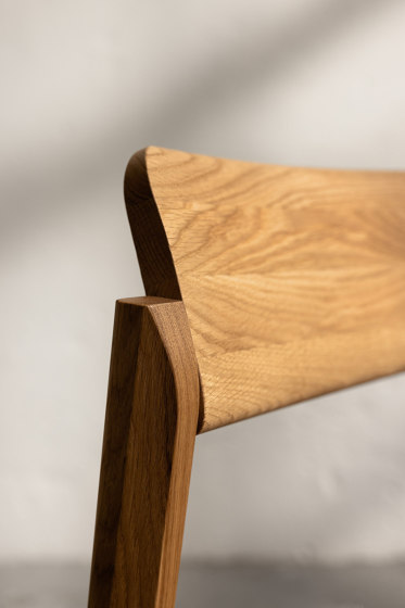 Knekk chair in oak fixed seat-, back cushion | Sillas | Fora Form