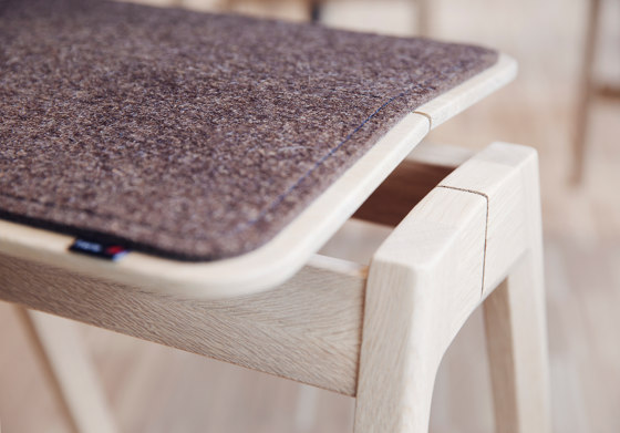 Knekk chair in oak fixed seat-, back cushion | Sedie | Fora Form