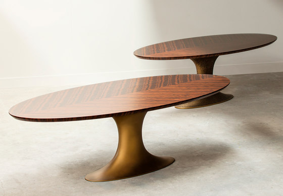 Ines | Oval Hammered Radica Eucalyptus Imbuia Dining Table | Esstische | Hamilton Conte