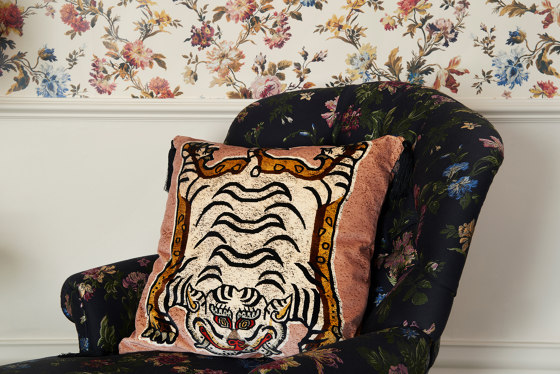 TIGRIS Velvet Tassel Cushion - Blush | Cuscini | House of Hackney