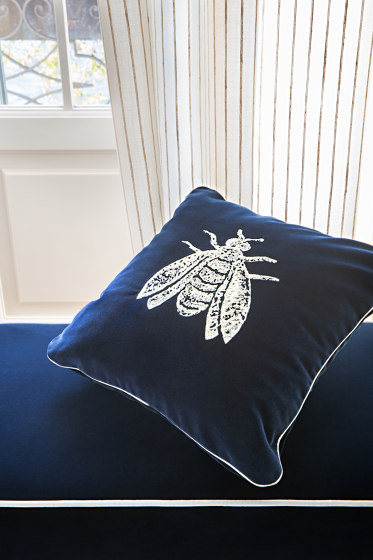 Piccole gioie Velvet Cushion Bee embroidery | Cojines | Mastro Raphael