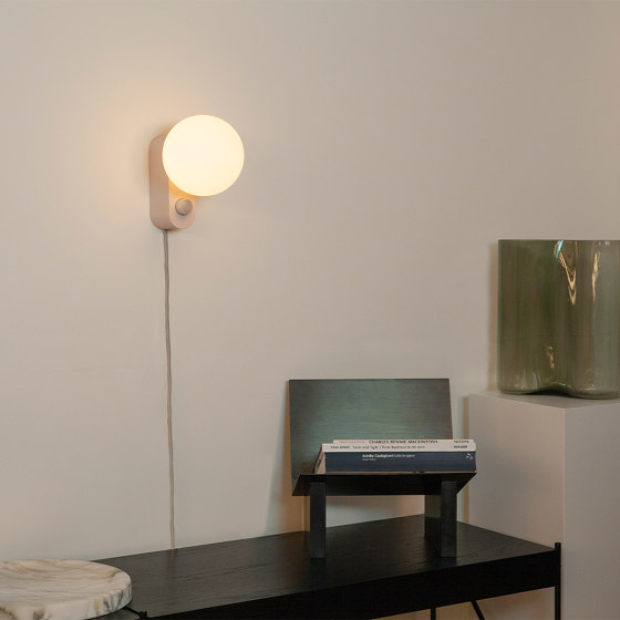 Alumina Wall Lamp Sage with Sphere IV | Wandleuchten | Tala
