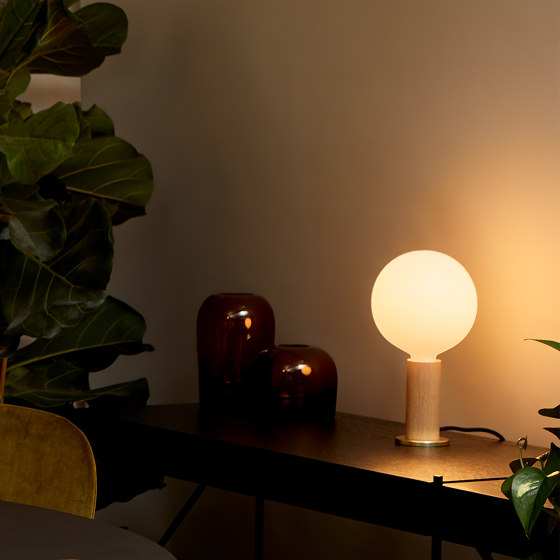 Knuckle Table Lamp Oak with Sphere IV Bulb EU | Table lights | Tala