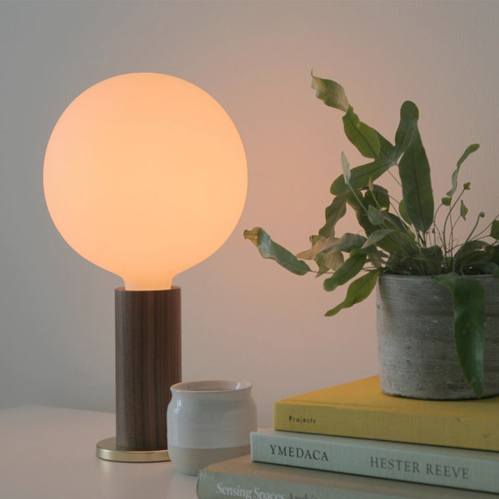 Knuckle Table Lamp Oak with Sphere IV Bulb EU | Luminaires de table | Tala