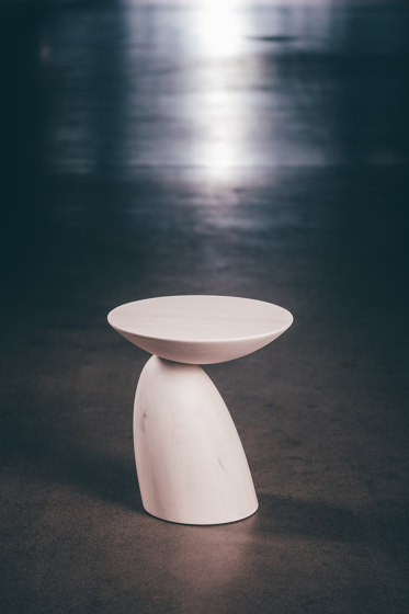 Parabel wooden, side table, stained walnut finish | Tavolini alti | Eero Aarnio Originals