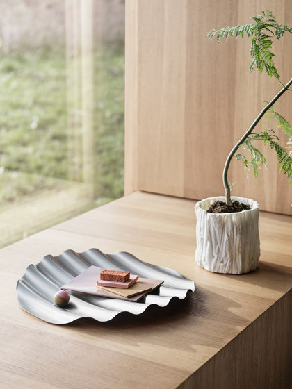 Wave Tray - Steel | Bandejas | Muuto