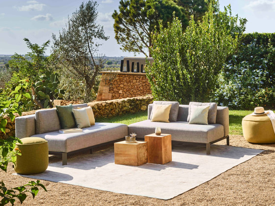 Long sofa with teak table | Sofás | Jardinico
