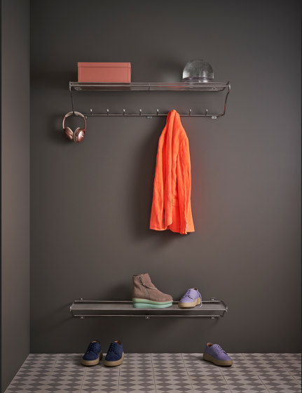 Classic | Mitten shelf black | Garderoben | Maze