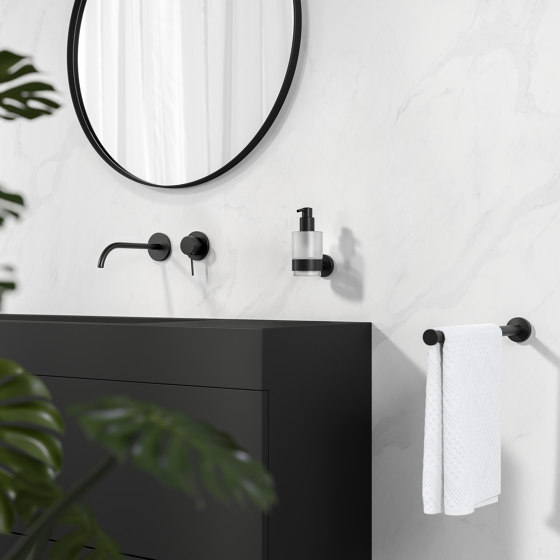 Nemox Black | Toilettenzubehör-Set - Toilettenbürste Mit Halter - Toilettenpapierhalter Mit Deckel - Handtuchhaken - Schwarz | Handtuchhalter | Geesa