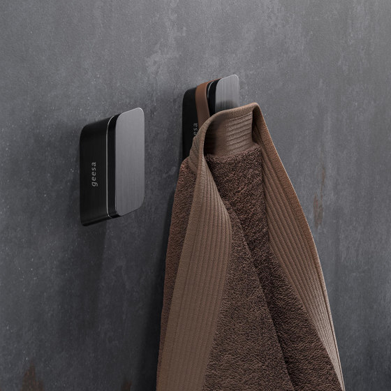 Shift Brushed Metal Black| Towel Rail Brushed Metal Black With Shelf In Transparent Glass | Towel rails | Geesa