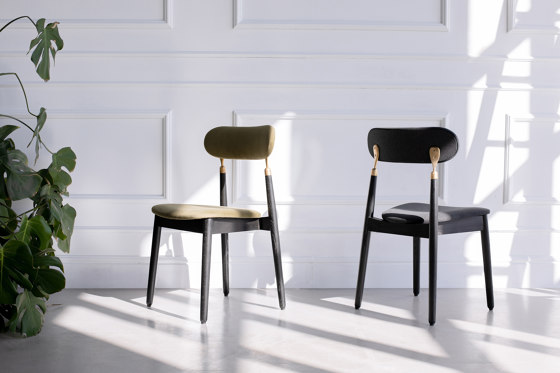 7.1 Stuhl, Gestell Eiche schwarz lackiert, Veloursstoff Textum Avelina grün | Stühle | EMKO PLACE